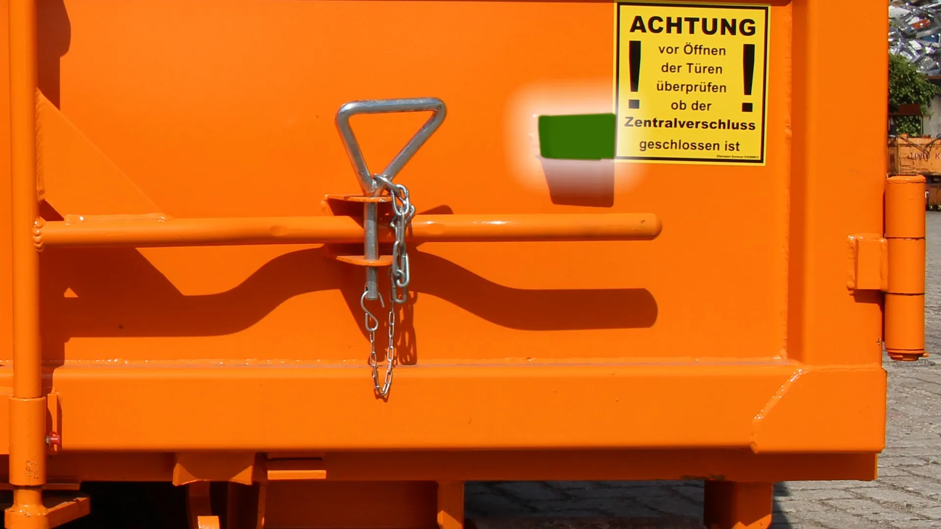 Behältertüröffnungshilfe